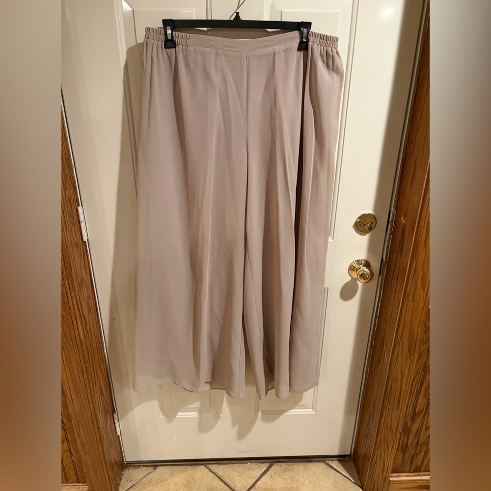 NWT Le Bos 3-Piece Pant Set Size 20W Champagne Beige Sequin Trim Formal Wedding - Picture 3 of 13